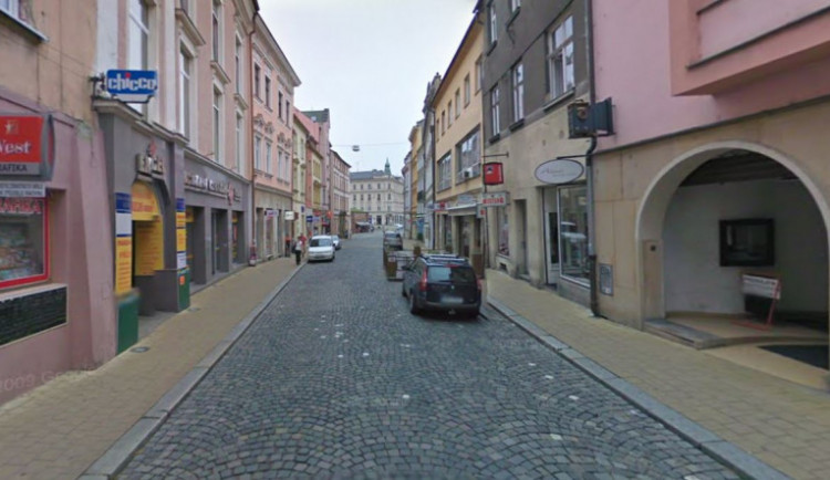 Vandal pošpinil chodbu a dveře domu v Pavelčákově ulici exkrementem