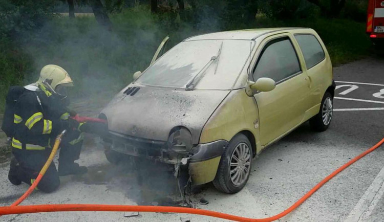 U autobusové zastávky hořelo auto, požár museli likvidovat hasiči