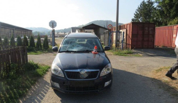 Dvaadvacetiletý řidič osobního auta nedal přednost cyklistovi, ten skončil v nemocnici