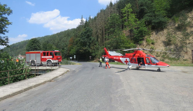 FOTO: Senior narazil do zábradlí mostu. U nehody zasahoval i vrtulník záchranářů