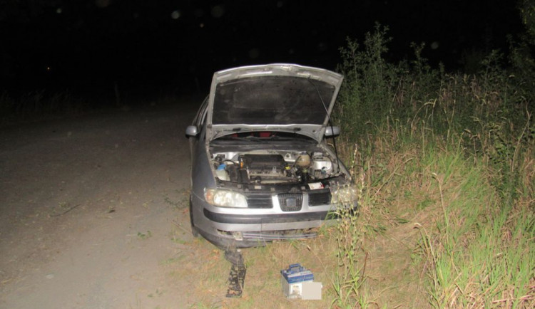 Opilý osmnáctiletý mladík vzal auto přítelkyni, pak s ním narazil do betonové skruže