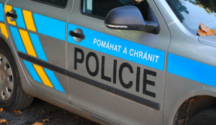 Zloděj se za bílého dne vloupal do domu a ukradl foťák a peníze. Hrozí mu až pět let ve vězení
