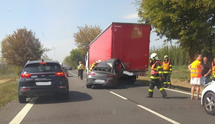 AKTUÁLNĚ: Osobní auto nedobrzdilo před kolonou, narazilo do kamionu před sebou