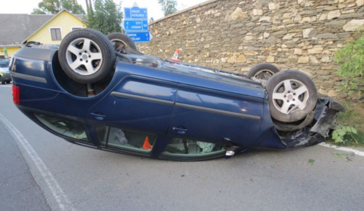 Řidič dostal mikrospánek, narazil do kamenné zdi a otočil auto na střechu