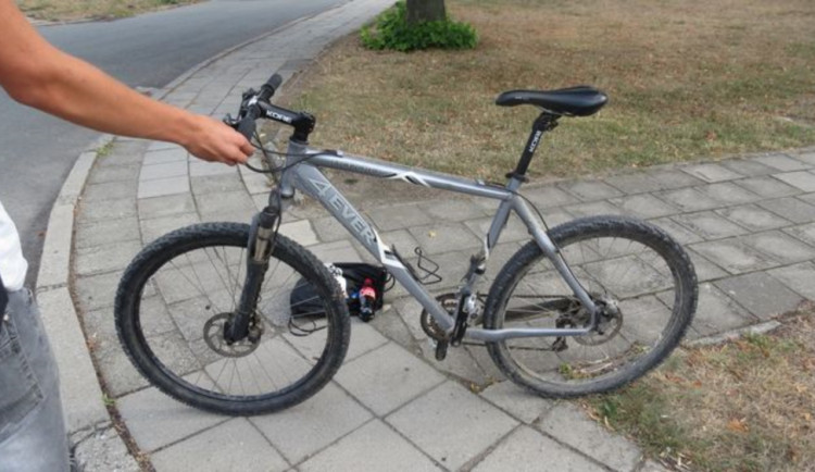 Policie pátrá po řidiči, který srazil cyklistu a ujel