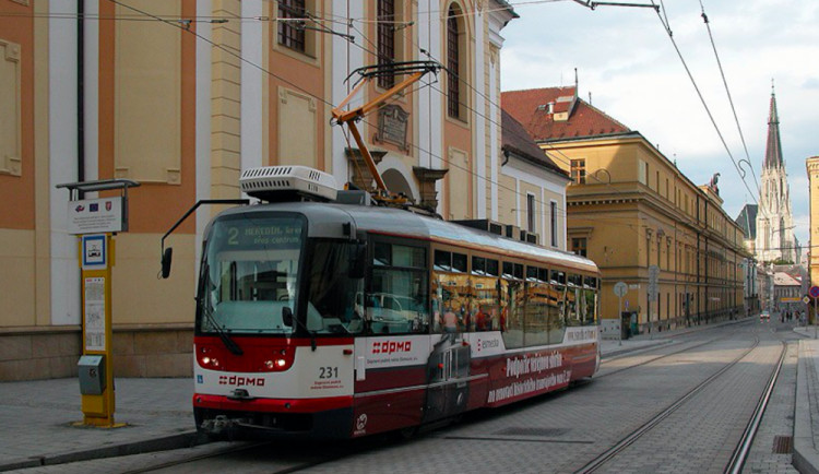 Osmnáctiletá dívka přecházela třídu 1. máje, lekla se tramvaje a couvla před projíždějící auto