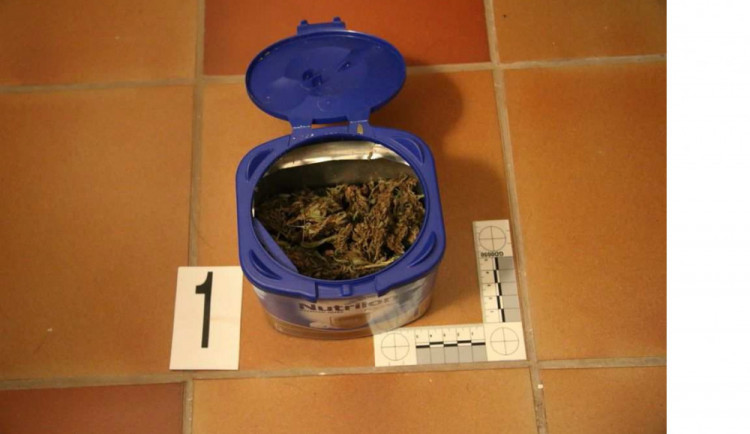 Policie dopadla třiadvacetiletého dealera pervitinu a marihuany. Na rozsudek čeká ve vazbě