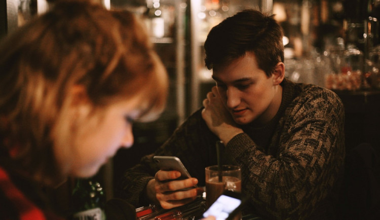 Mladík nechal v baru na stole telefon za deset tisíc bez dozoru, přišel o něj