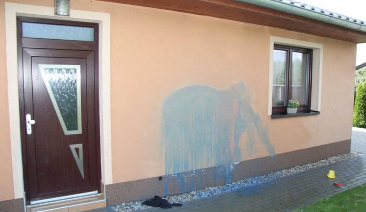 Vandal polil barvou fasádu domu, způsobil škodu za sto tisíc a hrozí mu dva roky vězení