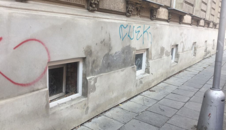 FOTO: Vandal řádil na třídě Svobody, zůstalo po něm několik rozbitých oken