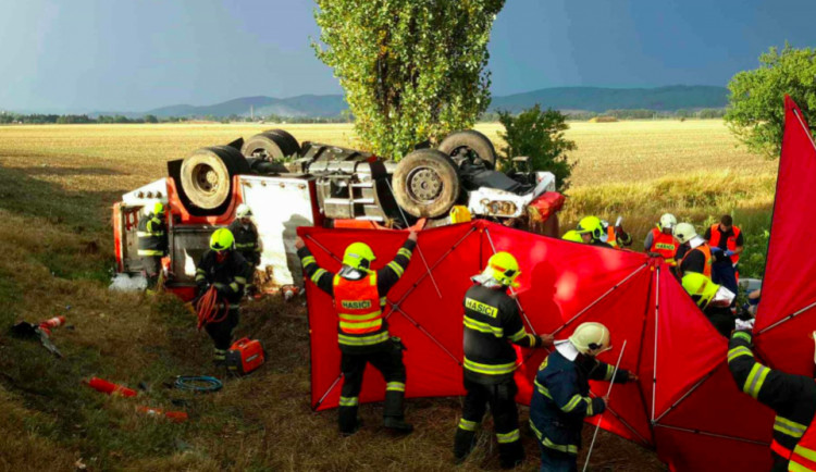 Jeden hasič při výjezdu k zásahu zemřel, druhý je těžce zraněný. Jejich rodinám darovali lidé téměř dva a půl milionu korun