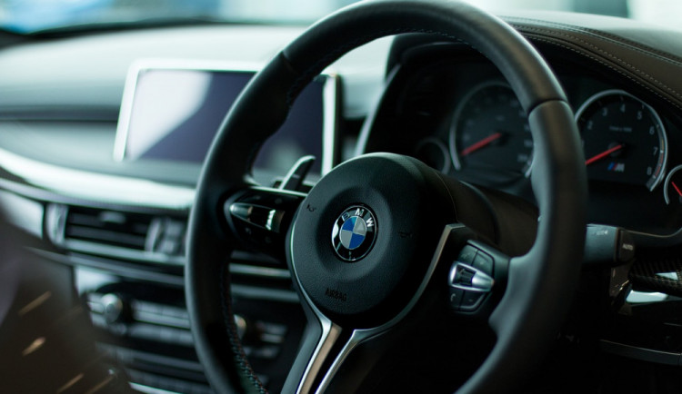 Muž zaparkoval své BMW v úterý večer v Masarykově ulici. Do rána mu s ním někdo odjel