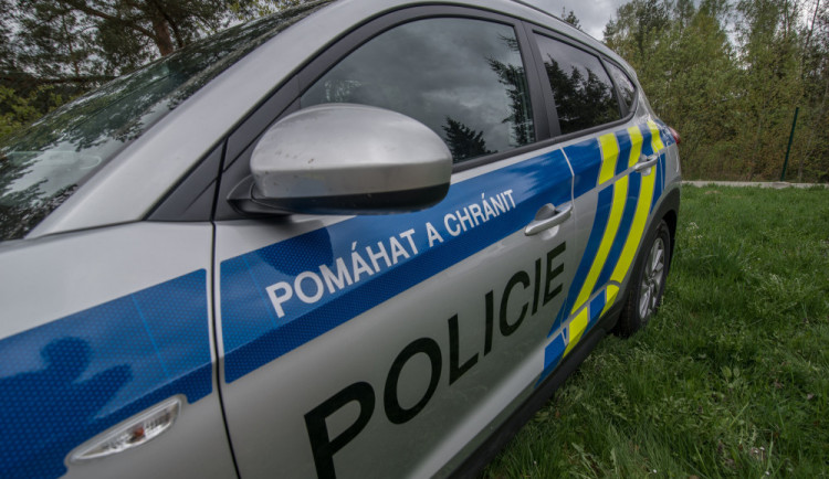 Výtržník napadl skupinku osob. Policie hledá jednoho z poškozených a svědky