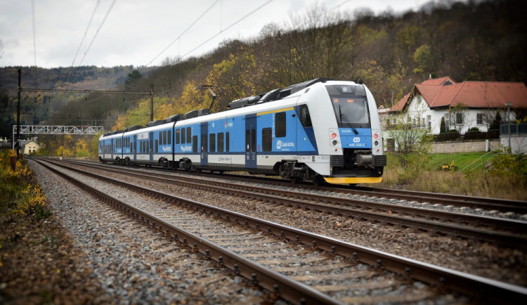 Žena přišla o kufr ve vlaku z Prahy do Olomouce. Vznikla jí škoda za šedesát tisíc