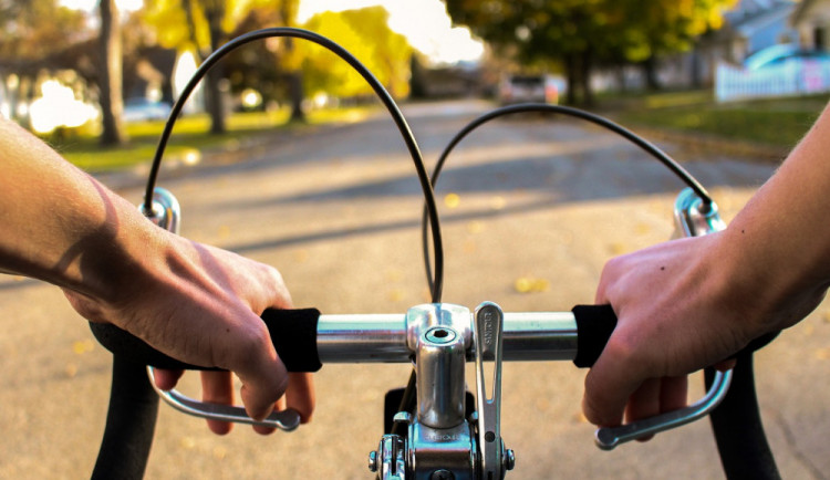 Jaro je tady. Cyklistů na silnicích bude přibývat, varují policisté