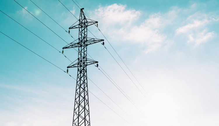 Muž dlužil za elektřinu. Když mu odpojili elektroměr, připojil se do sítě na černo