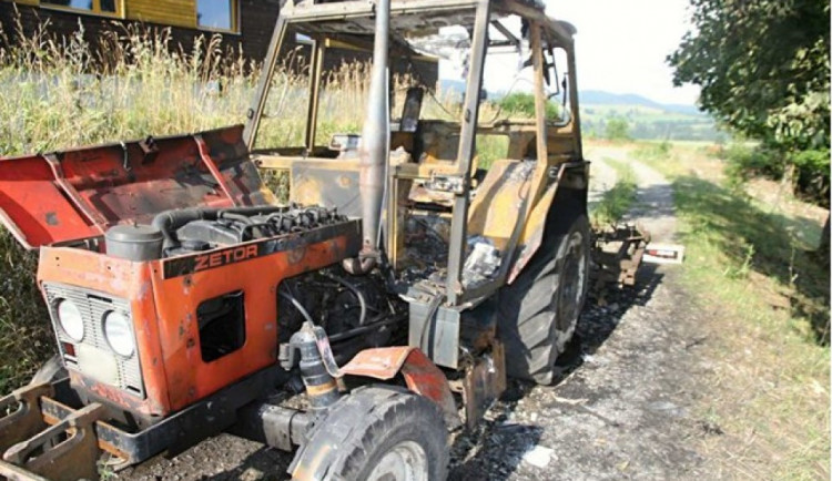Žhář zapálil traktor a způsobil škodu za sto tisíc