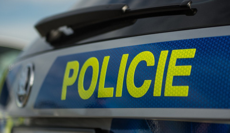 Muže bez řidičáku zastavila policie. Byl pod vlivem drog