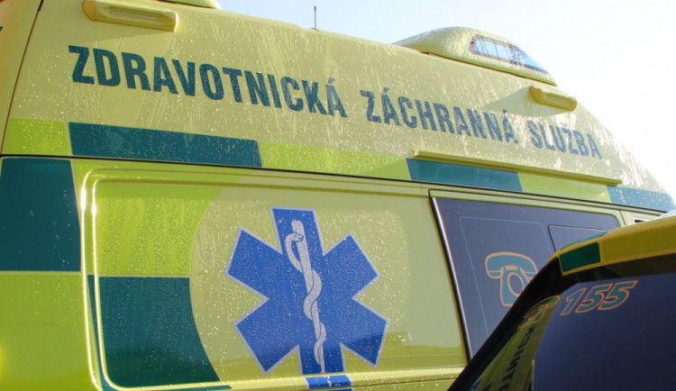 Žena na koloběžce zabránila srážce s chlapcem, který jí vběhl do cesty, ale sama se zranila