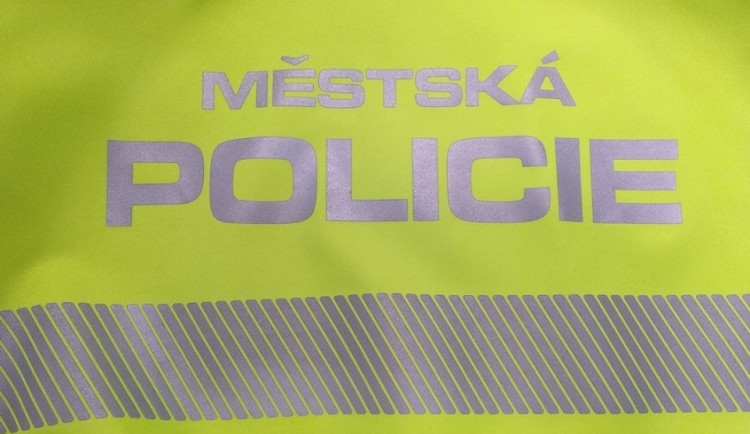 Seniorka zavolala policii, protože si myslela, že jí někdo vykradl byt. Podle strážníků měla vidiny