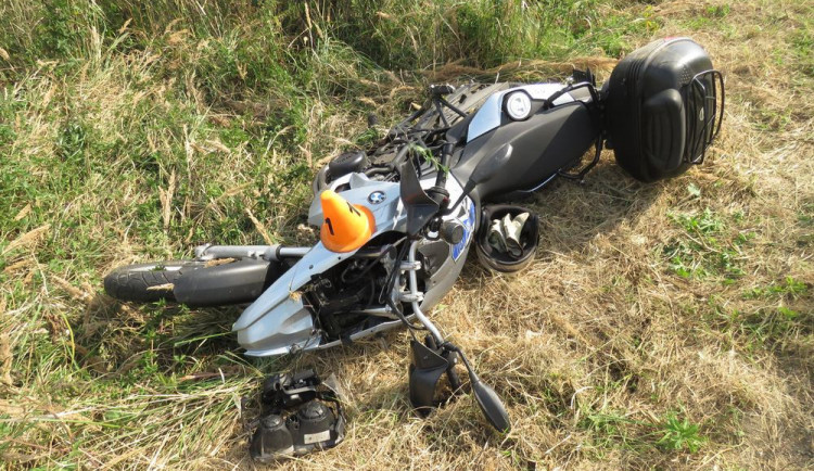 Motorkář nezvládl řízení, upadl a zranil se. Do cesty mu prý vběhl zajíc