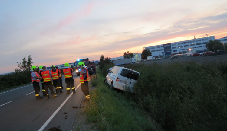 Mladá řidička se nevěnovala řízení. S autem skončila mimo silnici