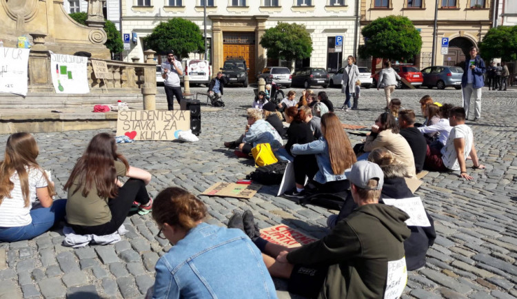 AKTUÁLNĚ: V Olomouci probíhá stávka za klima. Na Dolním náměstí stávkují nejen studenti