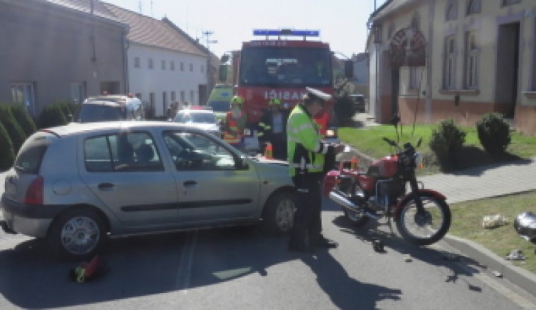 Muž vyjížděl ze dvora na silnici a přehlédl motorkáře. Ten skončil se zraněním v nemocnici