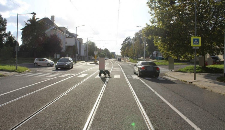 Policie pátrá po řidiči, který nedal přednost tramvaji. V té se po pádu zranil senior