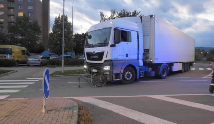 Cyklistku přejel kamion. Žena skončila s velmi vážným zraněním v olomoucké nemocnici