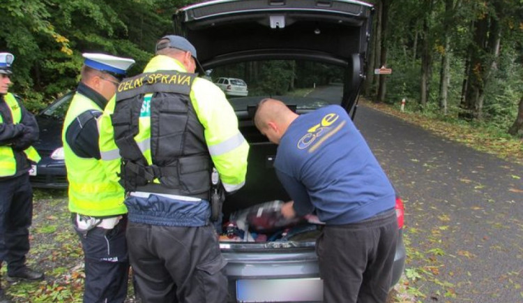 FOTO: Policie kontrolovala všechny hraniční přechody na Jesenicku. Zjistila přes dvacet prohřešků