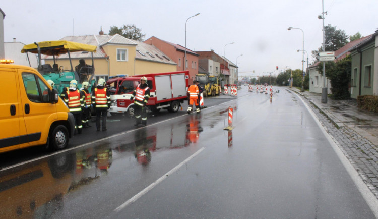 Policie pátrá po řidiči, který odjel od nehody v Přerovské ulici. Byli při ní zraněni dva lidé