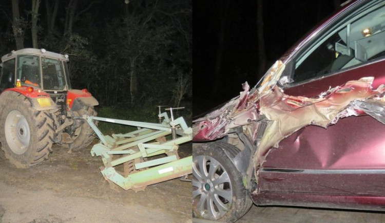 Auto se rozpáralo o kompaktor při míjení traktoru. Řidič auta skončil v nemocnici