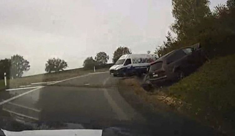 VIDEO: Opilý a zfetovaný cizinec ujížděl policistům na dálnici směrem na Olomouc