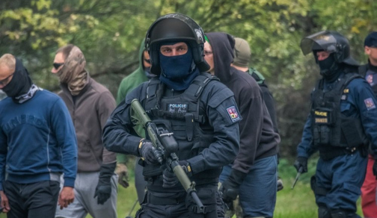 FOTO: Olomoucí dnes dopoledne prošel dav hlídaný policisty. Komplikoval dopravu na Masarykově třídě