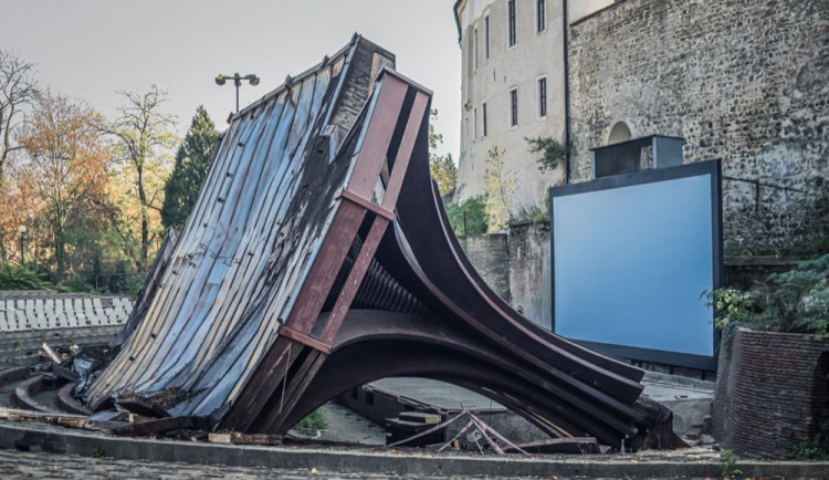 FOTO: Olomoucký letňák přišel o svou dominantu. Dřevěné zastřešení pódia šlo k zemi