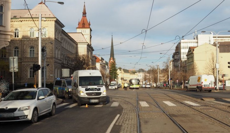 Řidič dodávky srazil ženu na přechodu u Drápala. Policie hledá svědky