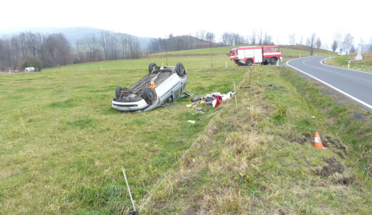 Řidiče přepadla únava. S autem skončil mimo silnici na střeše