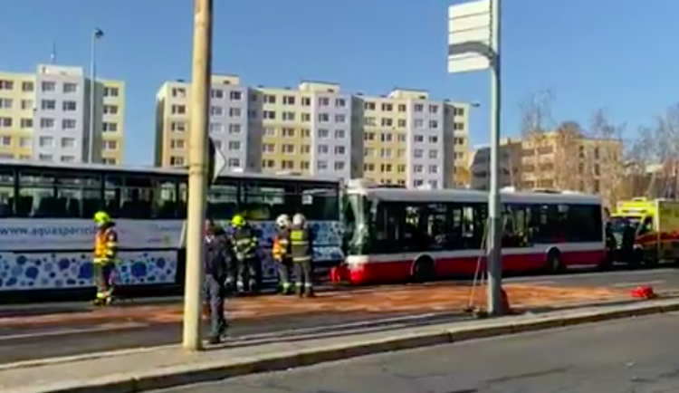 VIDEO: Nehoda autobusů na Chodově si vyžádala 18 zraněných