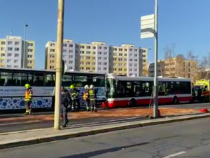 VIDEO: Nehoda autobusů na Chodově si vyžádala 18 zraněných