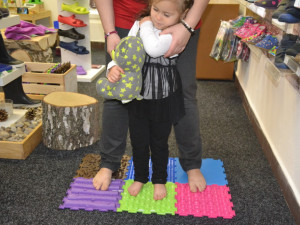 Obutý, a přesto jako bos. V prodejně s barefoot obuví pro děti a dospělé Footmark vám rádi poradí, jak na to.