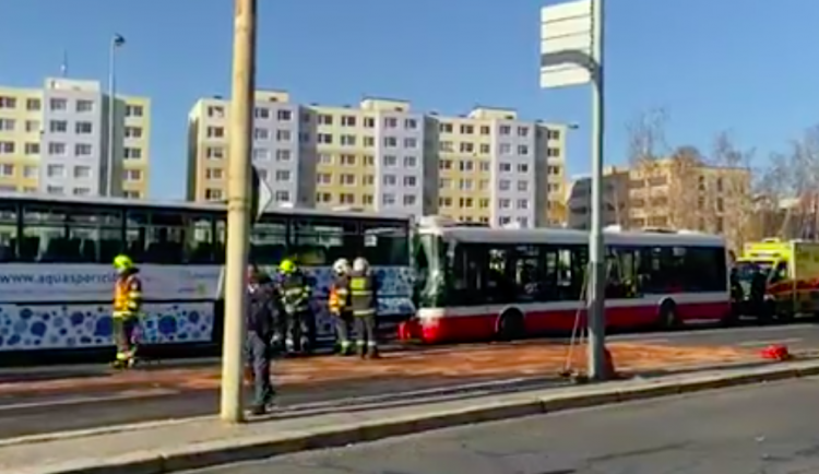 Nehoda autobusů na Chodově si vyžádala 18 zraněných.