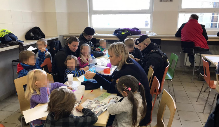 Nehoda na Chodově ukázala lidskou tvář záchranářů. Dětem zpříjemnili čekání na rodiče.