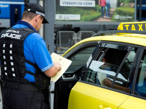 Taxikář natáhl turisty. Strážníci ho vypátrali a peníze musel vrátit i s omluvou