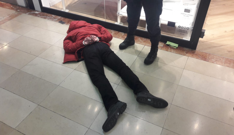 Šťouchnutí v metru vygradovalo v brutální útok. Muž ozbrojený nožem skončil v poutech