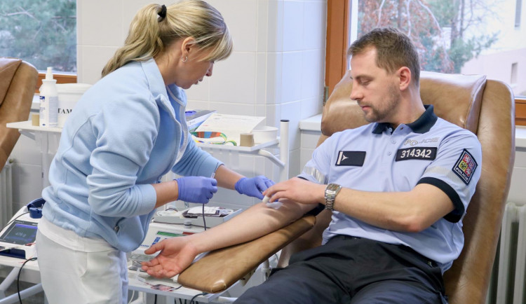 FOTO: Pražští policisté darovali krev. Navštívili transfuzní stanici ve Střešovicích