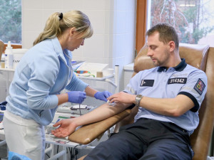 FOTO: Pražští policisté darovali krev. Navštívili transfuzní stanici ve Střešovicích