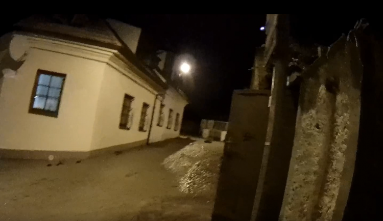 VIDEO: Masivní havárie vody vyhnala lidi z domovů v Praze 6. Situace by měla být v pořádku večer