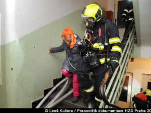 FOTO: Noční požár na Žižkově. Hasiči evakuovali obyvatele domu, dva se nadýchali zplodin