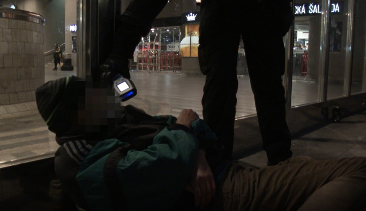 VIDEO: Strážníci kontrolovali bezdomovce. Prevence může vést k záchraně života